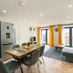 Jersey King, Stylish House With Wifi