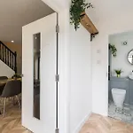 Jersey King, Stylish House With Wifi Сasa de vacaciones